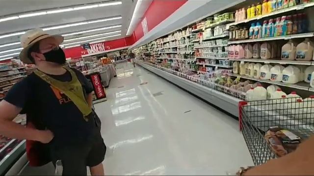 США. Продукты. Черный мальчик прыгает с ветки на ветку. смотреть онлайн