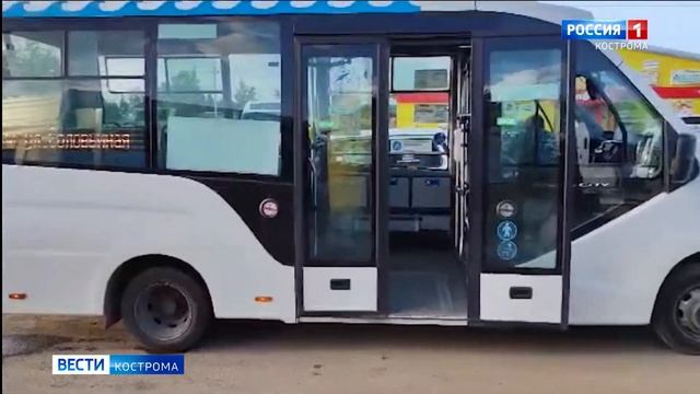 Пьяный мужчина пытался порулить вместе с водителем новым автобусом в Костроме смотреть онлайн