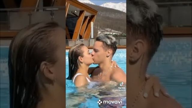 Аня Ищук и Димас Блог целуются