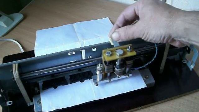 Самодельный режущий плоттер из струйного принтера. Часть 2. Механика. смотреть онлайн