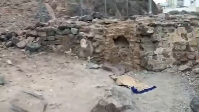 Остатки маленькой мечети на окраине Медины смотреть онлайн