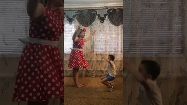 Коммуникативный танец "Я от тебя убегу, убегу..." для дошкольников на самоизоляции смотреть онлайн