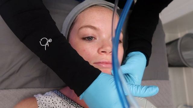 Getting a Hydrafacial! (oddly satisfying) смотреть онлайн