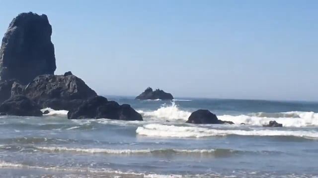 Скалы в океане. Пляж Cannon beach-9 смотреть онлайн