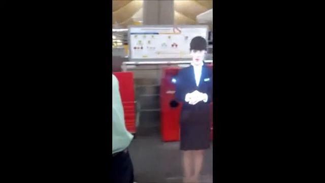 тетка в аэропорту Барахас Мадрид смотреть онлайн