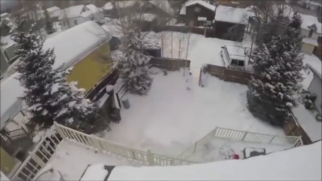Парень на лыжах пьет кофе смотреть онлайн