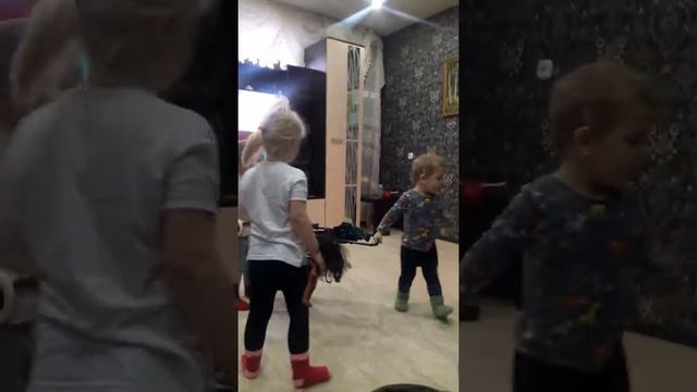 Ну что чья коляска))) #бойзаколяску#дети#мальчикиидевочки#сестра#брат# смотреть онлайн