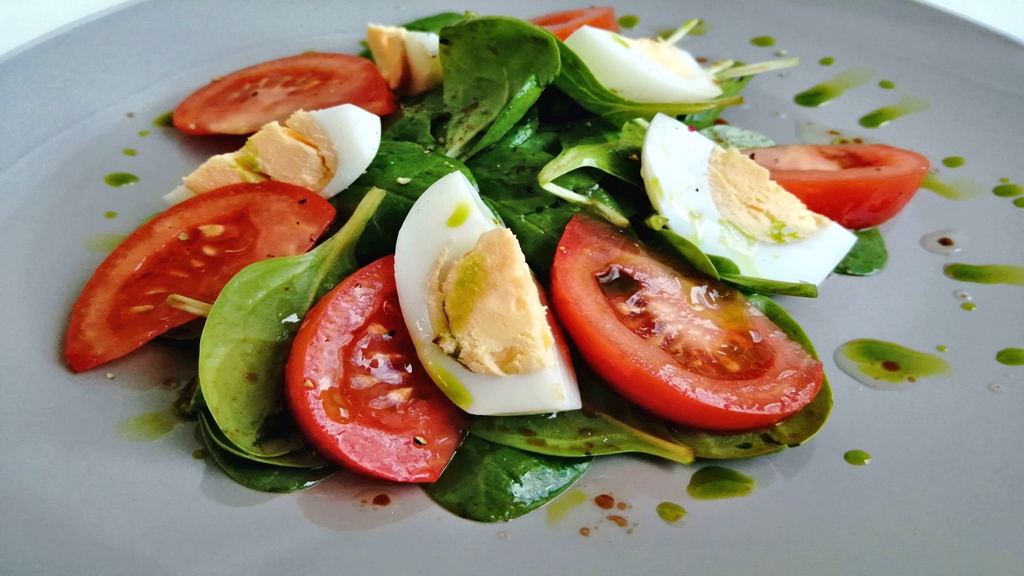 Салат со шпинатом и яйцом/Зеленый салат смотреть онлайн