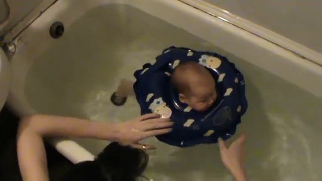 Егор плавает в ванне