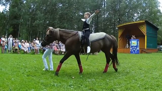 Великий Устюг. Показательные выступления конного клуба «Молния» на день города. смотреть онлайн