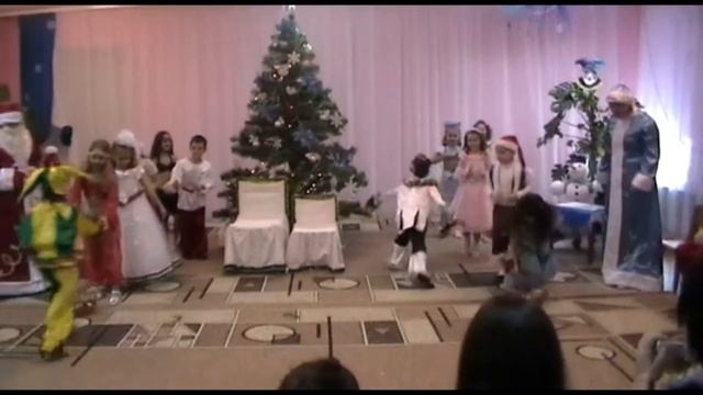 Веселая игра "Перенеси снежок в ложке" смотреть онлайн