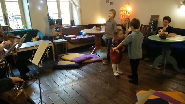 Проект "Я с мамой на проект" представляет выступление трио "Музыкальный дом" в "Миракл"01.03.15 смотреть онлайн