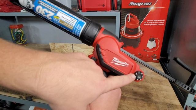 Milwaukee M12 10 oz Caulk Gun смотреть онлайн