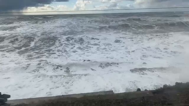 Пассажиры поезда Москва — Адлер проезжают мимо разрушенных штормом путей. смотреть онлайн