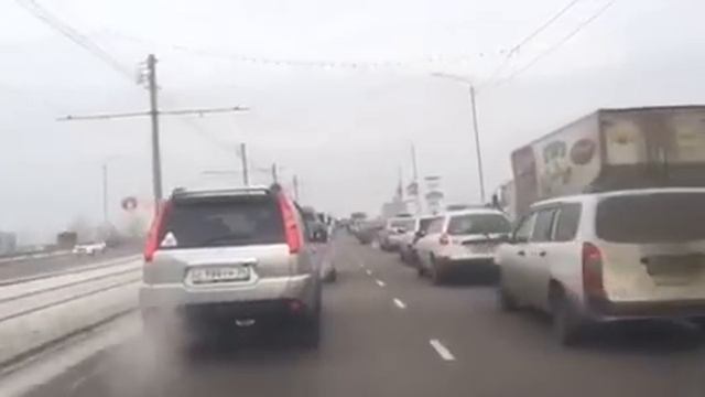 В центре Улан-Удэ столкнулись сразу 4 автомобиля смотреть онлайн