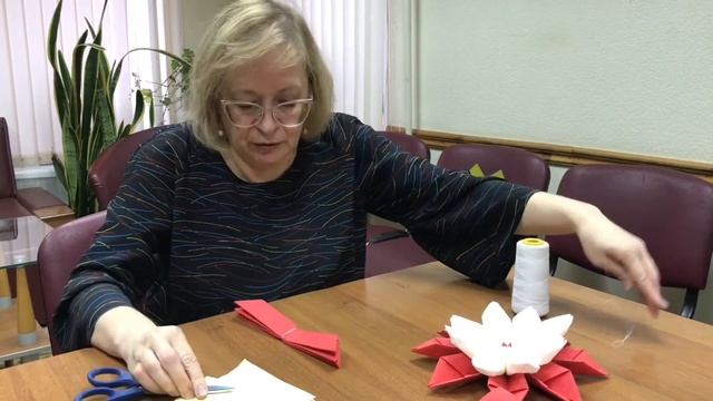 ?Новогодний декор праздничного стола из бумажных салфеток ⭐️ «Рождественская звезда». смотреть онлайн
