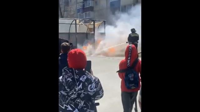 В Южно-Сахалинске дотла сгорел мусорный контейнер, прохожий спас от огня остальные смотреть онлайн