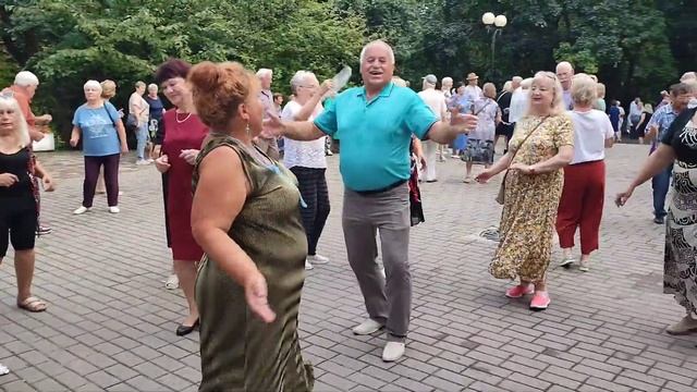 27.08.23г..."Почему же ТЫ Замужем?"... звучит на танцполе в Гомельском парке... смотреть онлайн