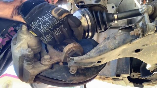 Replacing the driver side cv axle on the 2003 Honda Element смотреть онлайн