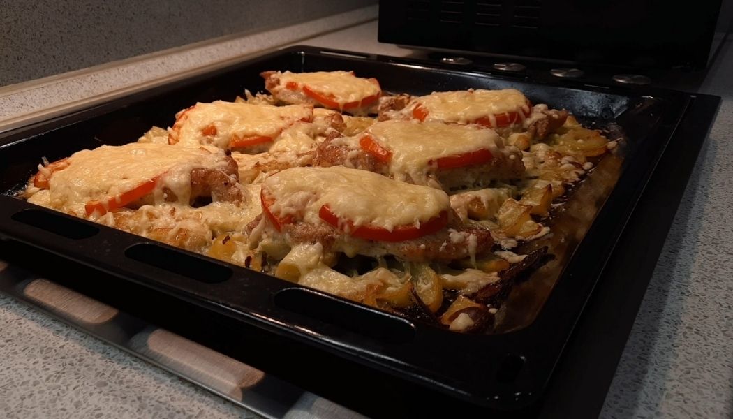 Простой и очень вкусный рецепт - мясо по-французски из свинины.