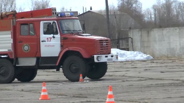 Зам начальника ПЧ Христофер Копп проходит этап соревнований среди водителей пожарных автомобилей смотреть онлайн