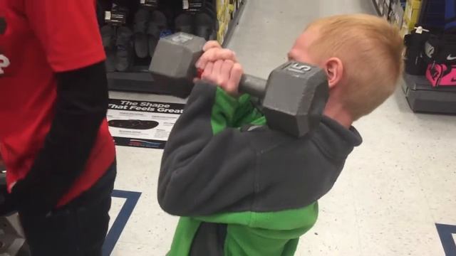 Ping Pong Paddle Fight and Kids Christmas Shopping Fun смотреть онлайн