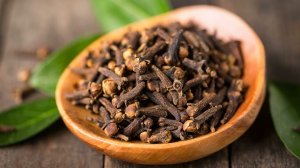 Как собирают гвоздику популярную пряность / How to harvest cloves, a popular spice