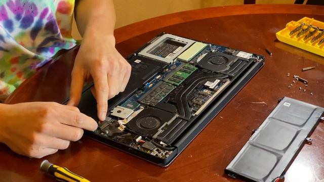 How to Replace Dell Precision 5520 5530 XPS Battery | Dell Exploding Swelling Battery Replacement смотреть онлайн