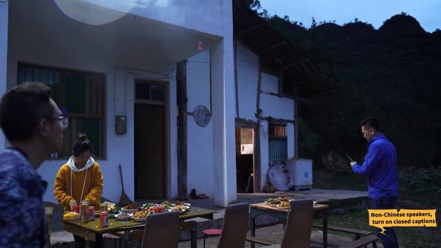 【超小厨】小小厨拜干爹，红烧鸡脚+炸酥肉，两大桌十几个菜，吃撑了嗨歌，好安逸！ смотреть онлайн