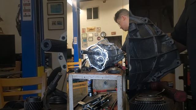 Part 2 - Disassembly Tutorial M5R1 Transmission смотреть онлайн