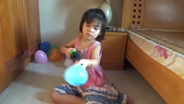 Bé chơi trò bơm bong bóng bay và học màu sắc | PA channel смотреть онлайн