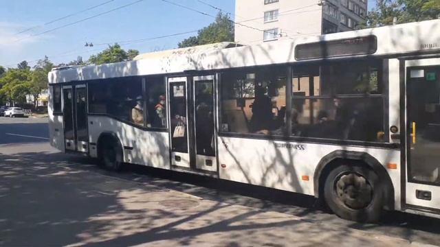 Санкт-Петербург. МАЗ-103 останавливается на светофоре смотреть онлайн