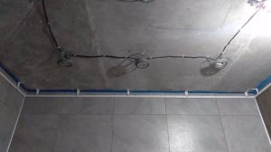 Показываю как крепят натяжной потолок поверх керамогранита в ванной комнате