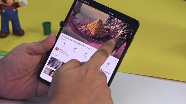 Samsung Galaxy Fold - Indian retail unit | Rs.1,65,000 Foldable Smartphone смотреть онлайн