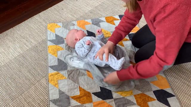 BEST baby SWADDLES: How to swaddle your baby смотреть онлайн