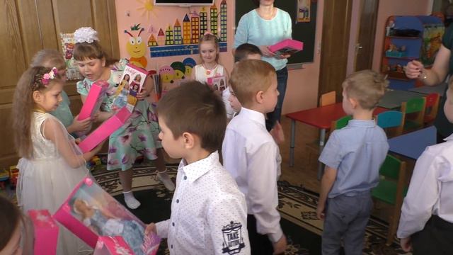 Подготовка к утреннику 8 Марта. смотреть онлайн