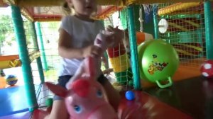 Играем в детском лабиринте с осликом и кошечкой Have fun in kid s play yard