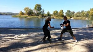 Удар в  пах от ОЧЕНЬ скромной блондинки:)) Женская Самооборона