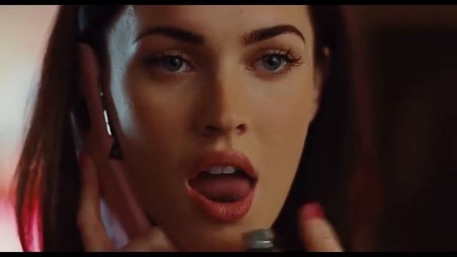 Меган Фокс показывает фокус... смотреть онлайн