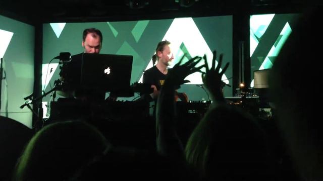 Thom Yorke and Nigel Godrich @ Le Poisson Rouge - The Eraser смотреть онлайн