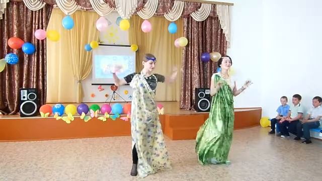 Индийский танец в исполнении 9 класса Целинной СШ, 2017г смотреть онлайн