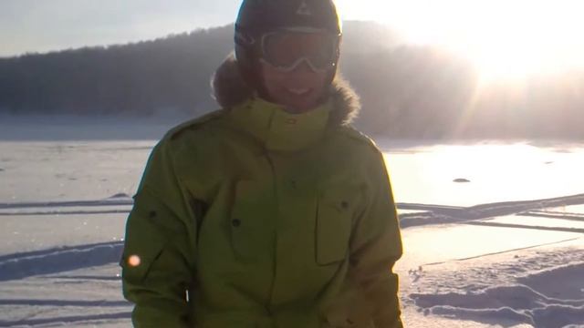 на борде за снегоходом