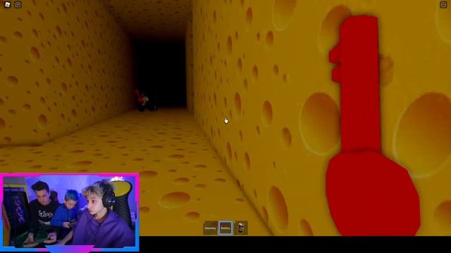 ОГРОМНАЯ КРЫСА ИЗ СЫРНОГО ЛАБИРИНТА! Roblox Cheese Escape смотреть онлайн