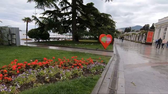 ЯЛТА - ОТКРЫЛИСЬ КАФЕ. Туристы едут в Крым. Зеркальный ТУАЛЕТ на набережной. КРЫМ 2020. смотреть онлайн