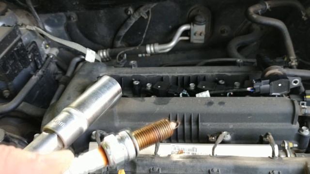 Первая замена свечей зажигания Hyundai Solaris 2015 года выпуска.