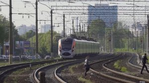 Электричку догоняет и обгоняет поезд Hyundai Интерсити (Украина)