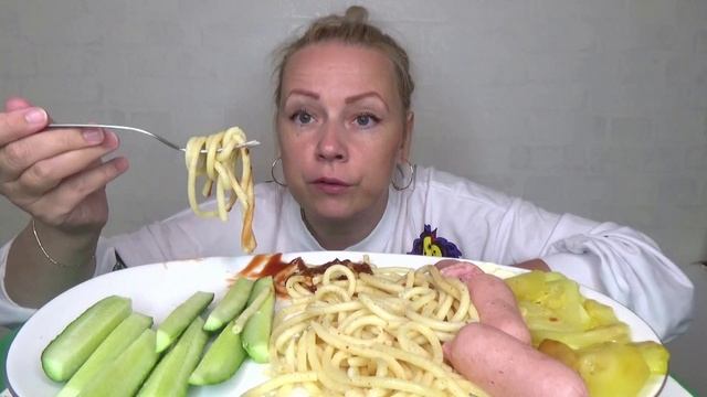 МУКБАНГ СПАГЕТТИ С СОСИСКАМИ/ КАБАЧКИ/ MUKBANG Макароны с сосисками и овощи/ ЕДа на камеру. смотреть онлайн