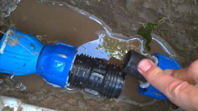 Ремонт соединений ПНД полиэтиленовых водопроводных труб на даче разъемной муфтой смотреть онлайн
