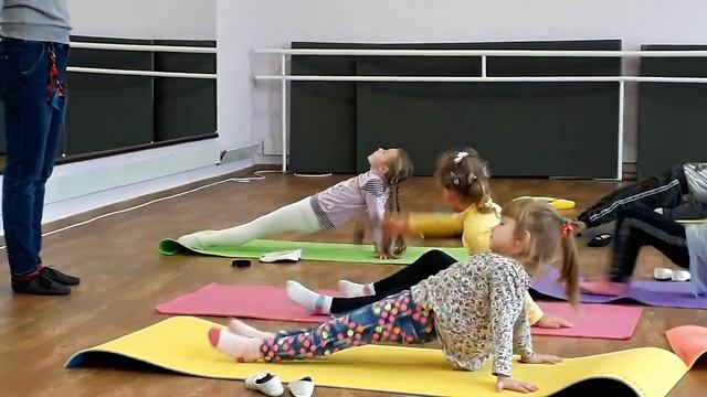 Полина Первый день на танцах PoNaBi Kids TV смотреть онлайн
