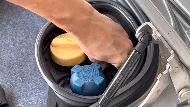 DIY Boxster 986 Coolant Bleeder Valve Cleaning and maintenance #porsche #boxster #986 смотреть онлайн